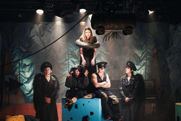 Игры вне разума: рецензия на спектакль &laquo;Ёлка у Ивановых&raquo; в Театре на Садовой