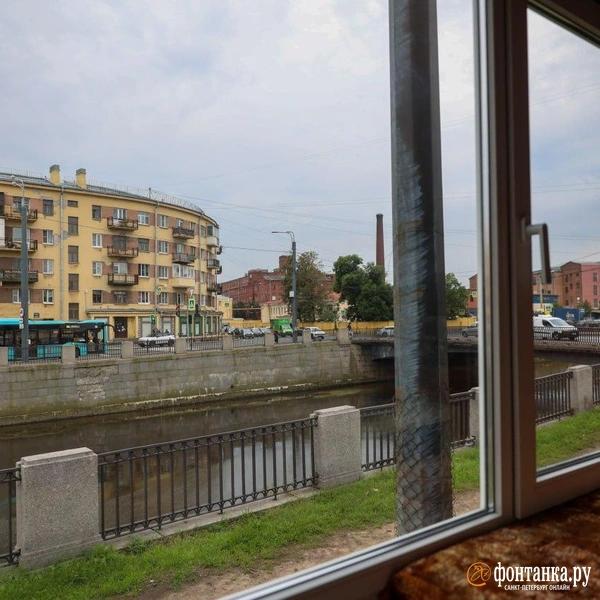 Ходячий замок Олега. Что за дом на колесах припарковался на Обводном канале