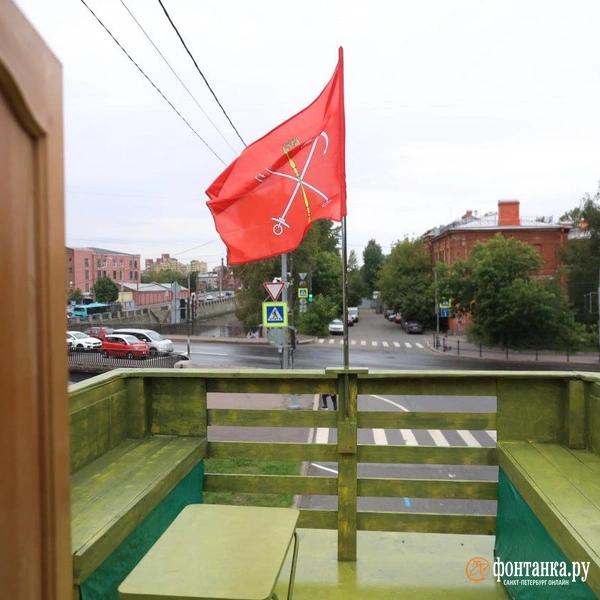 Ходячий замок Олега. Что за дом на колесах припарковался на Обводном канале