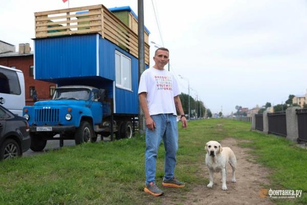 Ходячий замок Олега. Что за дом на колесах припарковался на Обводном канале