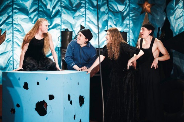 Игры вне разума: рецензия на спектакль &laquo;Ёлка у Ивановых&raquo; в Театре на Садовой