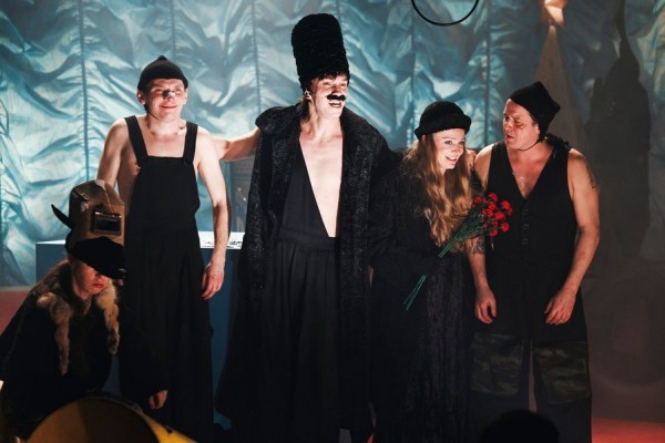 Игры вне разума: рецензия на спектакль &laquo;Ёлка у Ивановых&raquo; в Театре на Садовой