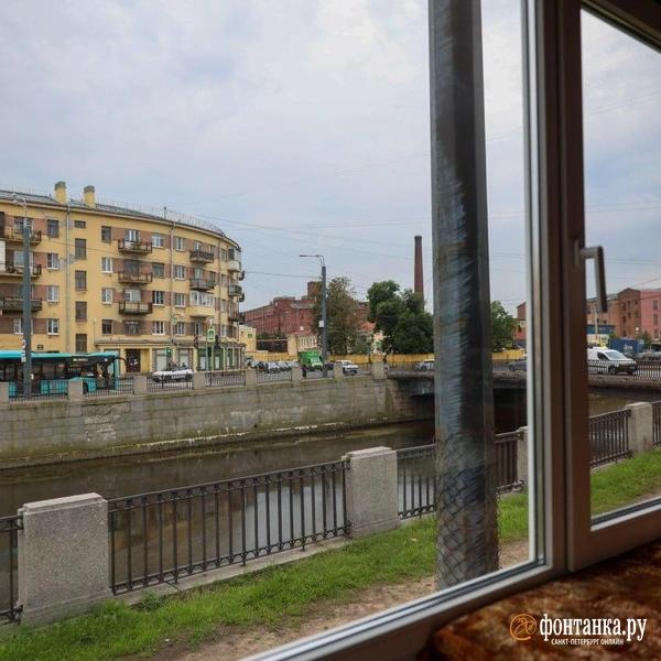 Ходячий замок Олега. Что за дом на колесах припарковался на Обводном канале