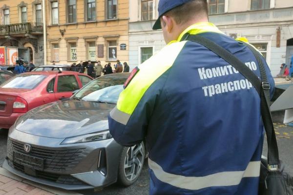 Комтранс провел рейд на Захарьевской, где паркуются МВД и ФСБ