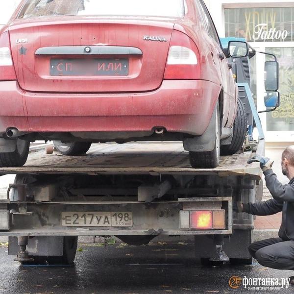 Комтранс провел рейд на Захарьевской, где паркуются МВД и ФСБ