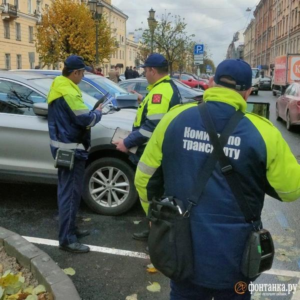 Комтранс провел рейд на Захарьевской, где паркуются МВД и ФСБ
