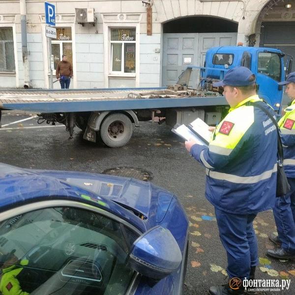 Комтранс провел рейд на Захарьевской, где паркуются МВД и ФСБ