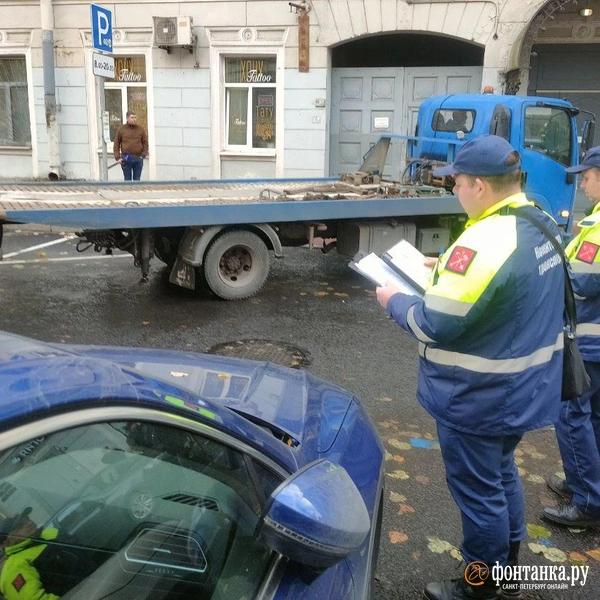 Комтранс провел рейд на Захарьевской, где паркуются МВД и ФСБ