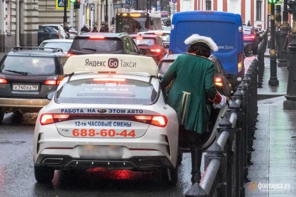 Первый день Петербурга без мигрантов в такси. Цены подскочили на 30%