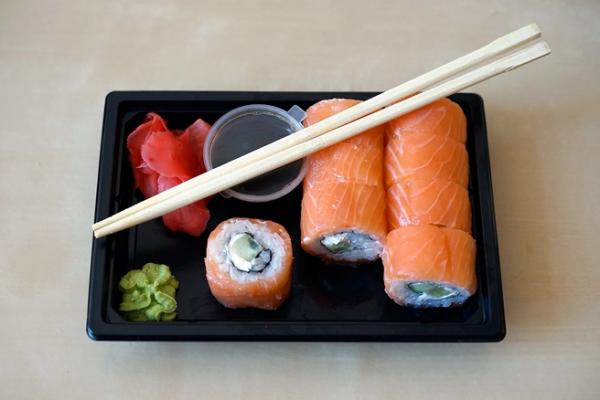 &laquo;70% не соответствуют нормам&raquo;. В Смольном заявили о низком качестве сэндвичей и суши в магазинах &mdash; правда ли это?