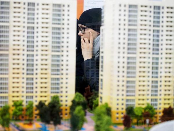 Очередь за справкой. Как жители Петербурга пытаются обезопасить покупку квартиры