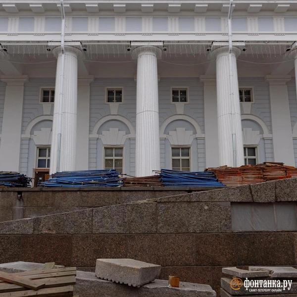 Главное &mdash; маневр. Что происходит на Бирже, чей реставратор арестован