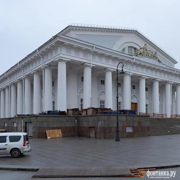 Главное &mdash; маневр. Что происходит на Бирже, чей реставратор арестован