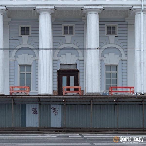 Главное &mdash; маневр. Что происходит на Бирже, чей реставратор арестован