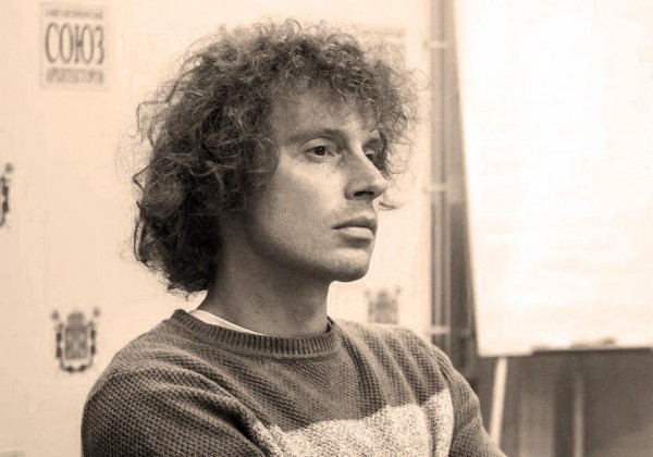 Главное &mdash; маневр. Что происходит на Бирже, чей реставратор арестован