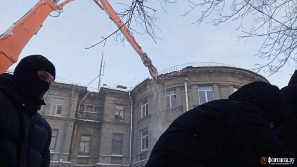В Петербурге начали снос здания ВНИИБ, за которое градозащитники бились долгие годы