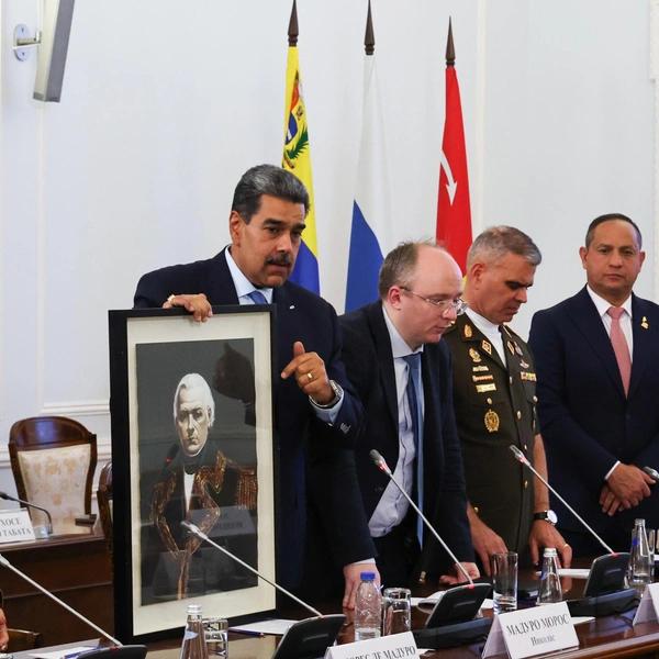 &laquo;Это родной город Владимира Путина&raquo;. Как Мадуро в последний раз приезжал в Петербург