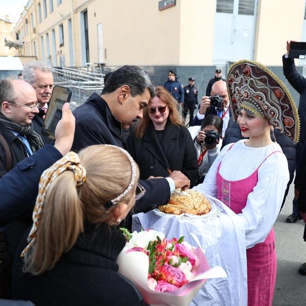 &laquo;Это родной город Владимира Путина&raquo;. Как Мадуро в последний раз приезжал в Петербург