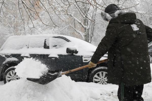 Если вы не на КАМАЗе. Чего стоит откопать машину из-под снега
