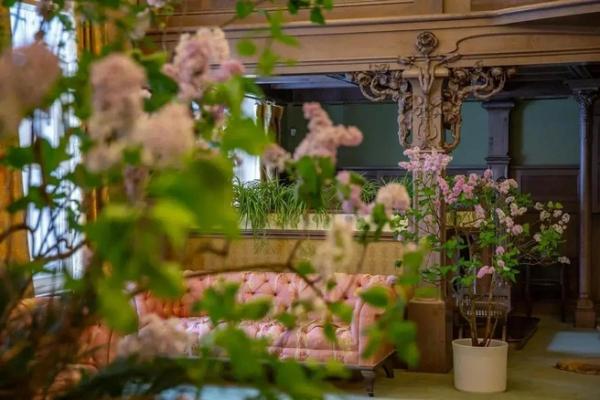 Куда пойти 16&ndash;18 января: цветущая сирень в Царском Селе, застолье обэриутов в Новой Голландии и иностранные киноновинки