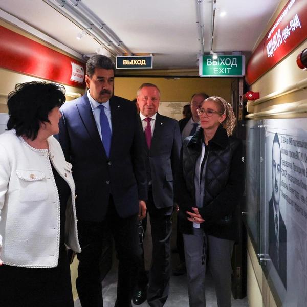 &laquo;Это родной город Владимира Путина&raquo;. Как Мадуро в последний раз приезжал в Петербург