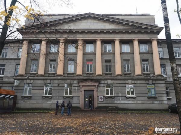 В Петербурге начали снос здания ВНИИБ, за которое градозащитники бились долгие годы