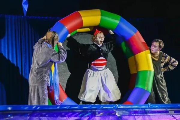 Куда пойти 16&ndash;18 января: цветущая сирень в Царском Селе, застолье обэриутов в Новой Голландии и иностранные киноновинки