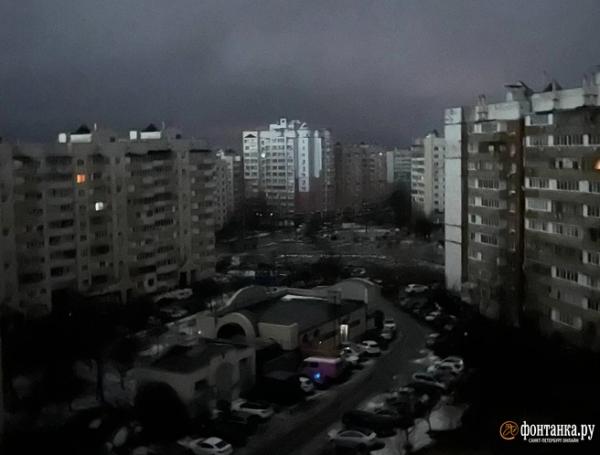 Свечи и очереди на АЗС. Журналист &laquo;Фонтанки&raquo; ходит по Белгороду, чтобы найти интернет и показать, что творится в городе