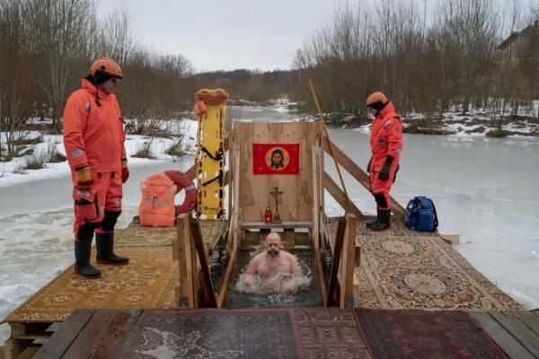 Где в крещенской проруби заканчивается святая вода? Священник объяснил, нужен ли &laquo;благодатометр&raquo; у Петропавловской крепости