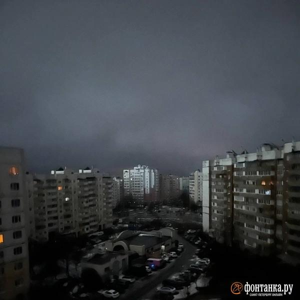 Свечи и очереди на АЗС. Журналист &laquo;Фонтанки&raquo; ходит по Белгороду, чтобы найти интернет и показать, что творится в городе