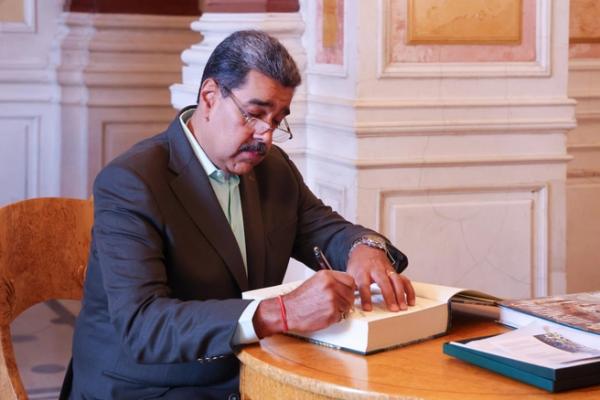 &laquo;Это родной город Владимира Путина&raquo;. Как Мадуро в последний раз приезжал в Петербург