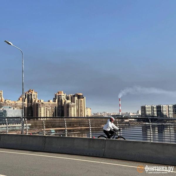 Над Петербургом второй день странный дым. Что происходит?