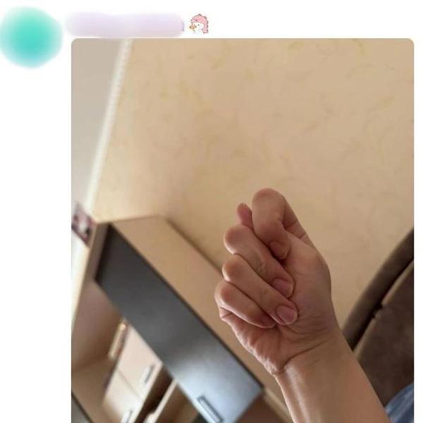 Букет с вантузом. Женщины показали подарки на 8 Марта в соцсетях