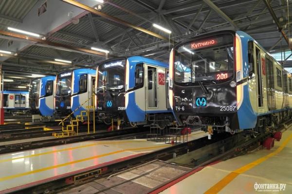 Вагон с сюрпризом. На синюю линию метро Петербурга вывели &laquo;Балтийцев-2&raquo;