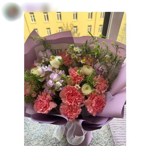 Букет с вантузом. Женщины показали подарки на 8 Марта в соцсетях