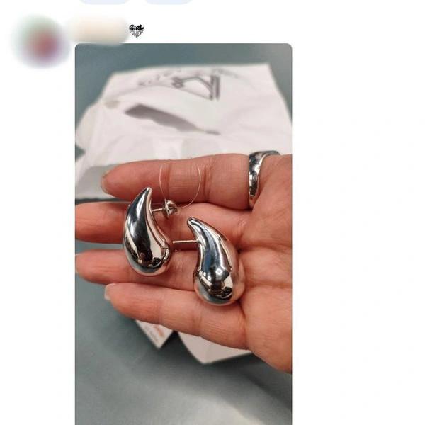 Букет с вантузом. Женщины показали подарки на 8 Марта в соцсетях