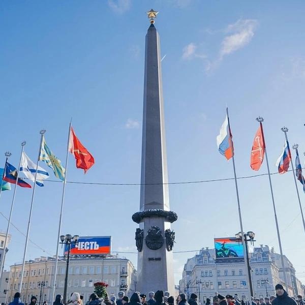 К Дню защитника Отечества &laquo;Аврору&raquo; украсили флагами, а Дворцовый мост озарил триколор