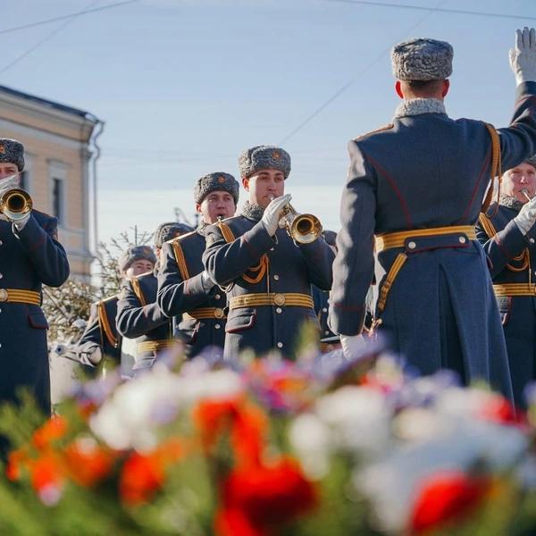 К Дню защитника Отечества &laquo;Аврору&raquo; украсили флагами, а Дворцовый мост озарил триколор