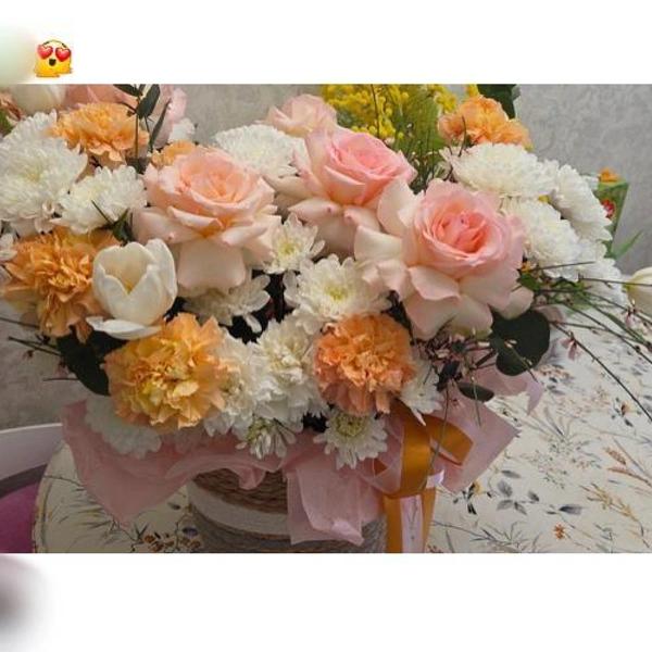 Букет с вантузом. Женщины показали подарки на 8 Марта в соцсетях