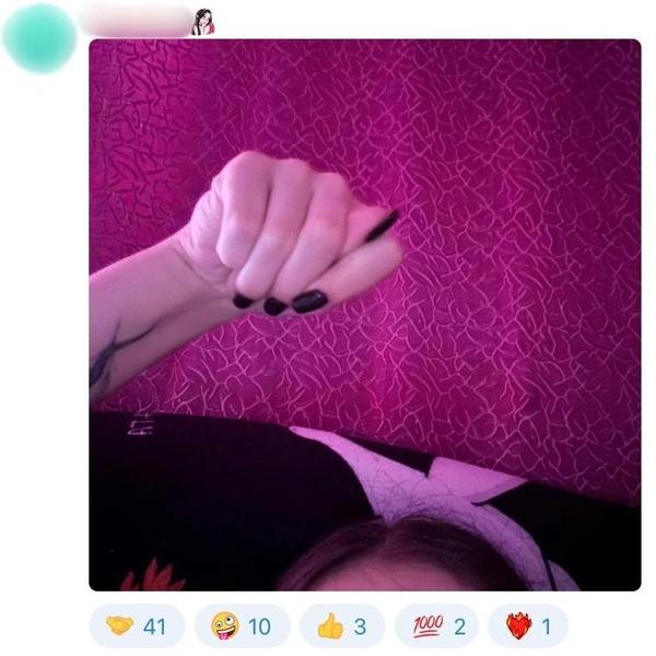 Букет с вантузом. Женщины показали подарки на 8 Марта в соцсетях