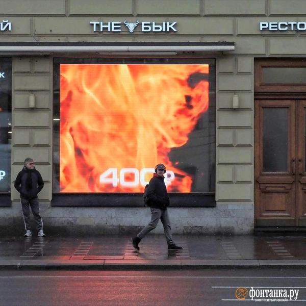 Иностранные вывески запретили, но они никуда не делись. &laquo;Фонтанка&raquo; выяснила почему