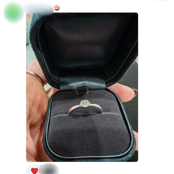 Букет с вантузом. Женщины показали подарки на 8 Марта в соцсетях