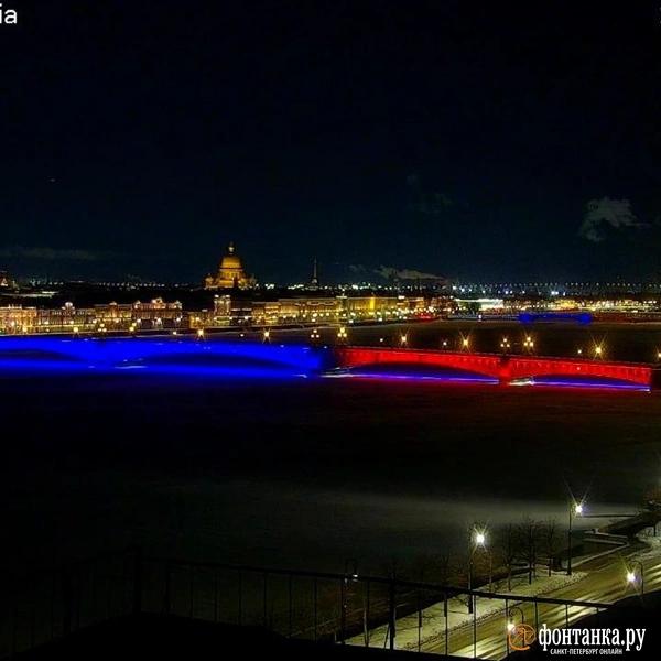 К Дню защитника Отечества &laquo;Аврору&raquo; украсили флагами, а Дворцовый мост озарил триколор
