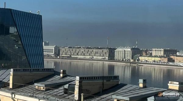 Над Петербургом второй день странный дым. Что происходит?