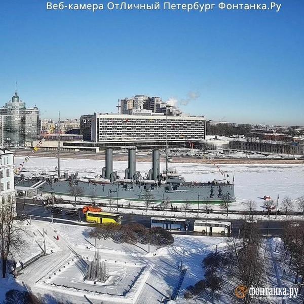 К Дню защитника Отечества &laquo;Аврору&raquo; украсили флагами, а Дворцовый мост озарил триколор