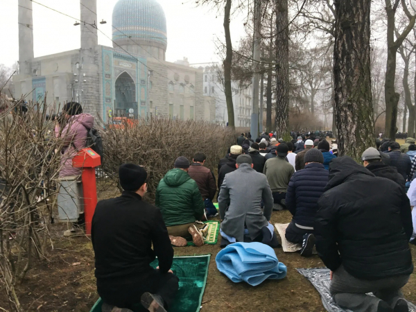 Тысячи верующих собрались у мечети на Горьковской в Ураза-байрам