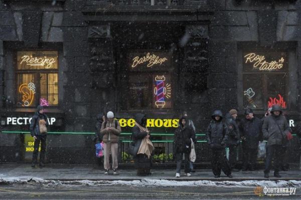 Иностранные вывески запретили, но они никуда не делись. &laquo;Фонтанка&raquo; выяснила почему