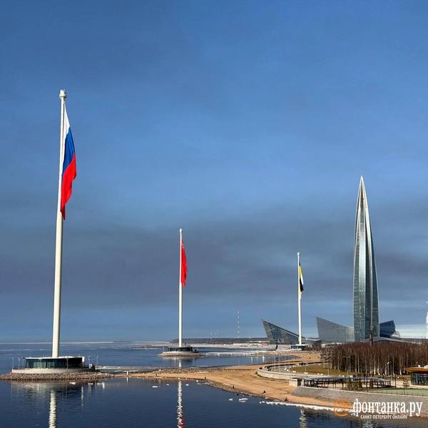 Над Петербургом второй день странный дым. Что происходит?