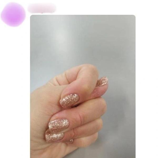 Букет с вантузом. Женщины показали подарки на 8 Марта в соцсетях