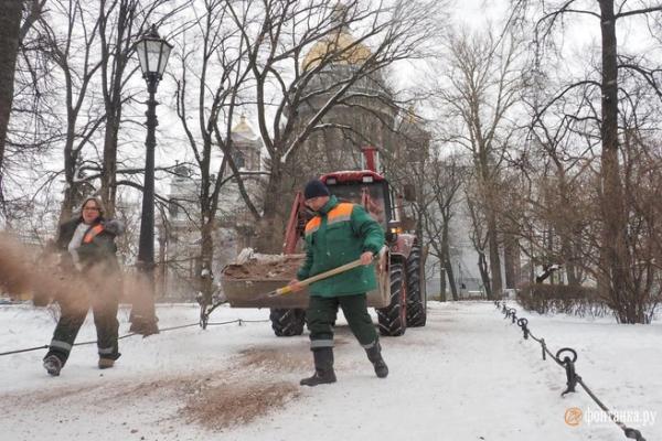 Смольный: количество соли на улицах в Петербурге стараются уменьшать